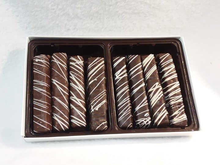 Box of 16 Milk and Dark Chocolate Marionberry Strings